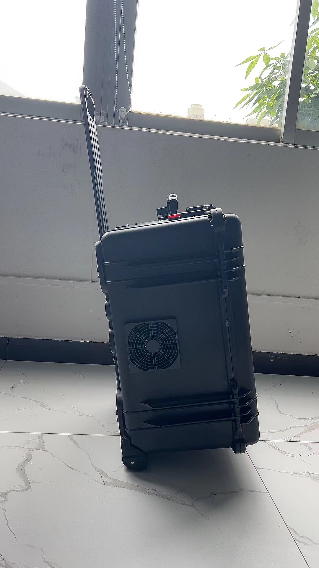 新和手拉箱型移动通信干扰器